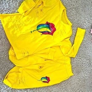 Super fun neon yellow "kiss" shirt and pant set 🔥💖